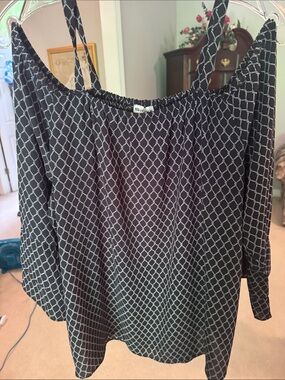 Sioni Black and White Cold-Shoulder Geometric Blouse